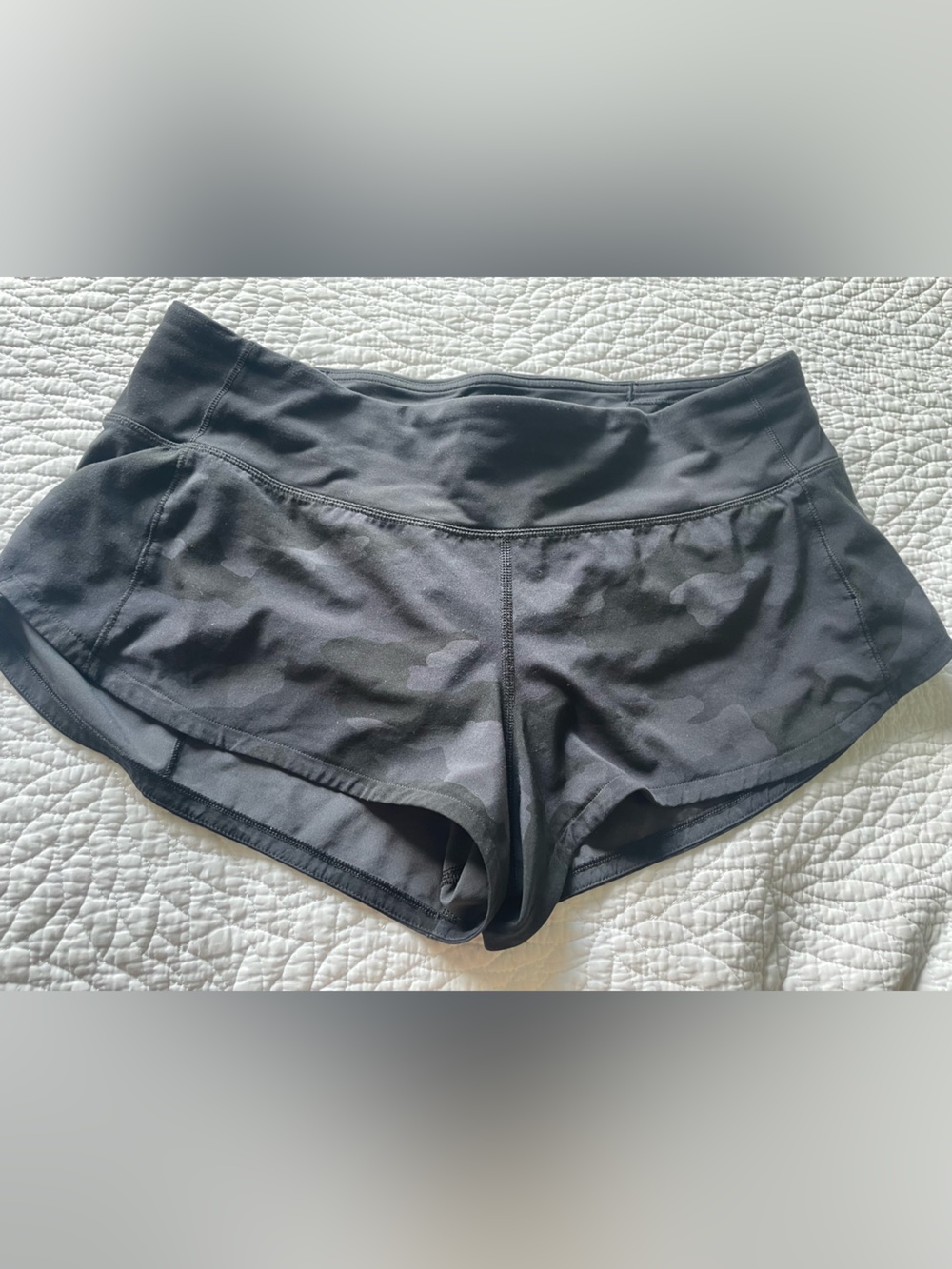 Womenβs Lululemon Speed Short Camo 2.5β Inseam Size 6